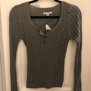 NEVER WORN American Eagle Grey Long-Sleeved Size M